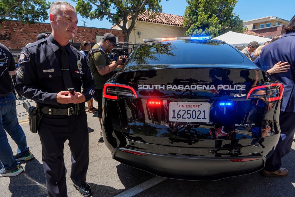 Con estos autos, se aseguró en la conferencia de prensa, los ciudadanos tampoco sentirán el impacto de las constantes reparaciones de la antigua flota, que utilizaba combustible.