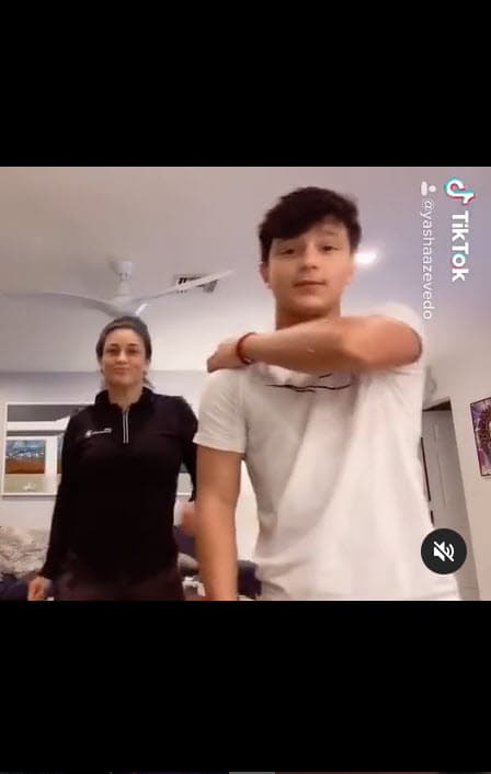 El pasado fin de semana, tanto él como su famosa madre reaparecieron juntos. 
<br>
<br>