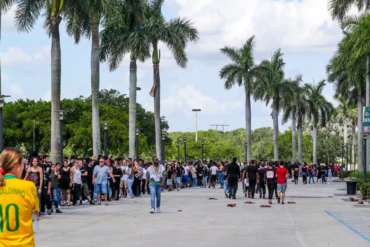 Pero en esta tarde del último jueves de junio, el gentío esperaba bajo el candente sol para 
<b>despedirse</b> de su ídolo.