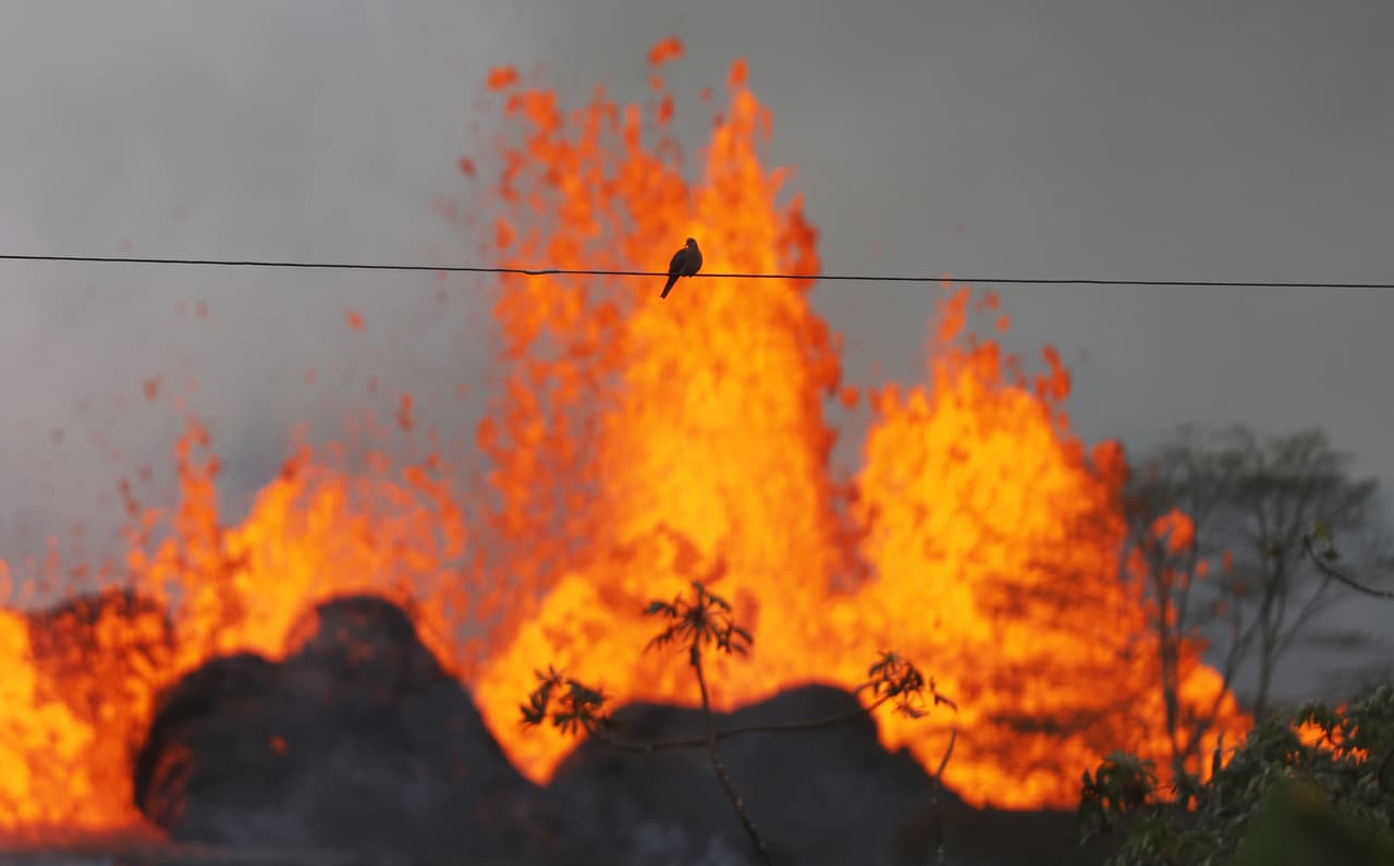 El alcalde Harry Kim escribió en Twitter: "Lava en rápido movimiento de la fisura 20 atravesó la ruta Pohoiki Rd cerca de Malama Ki", por la reserva forestal de Puna. "Aisló aproximadamente 40 casas en el área" y "cuatro residentes [fueron] evacuados por helicópteros del condado y la Guardia Nacional".