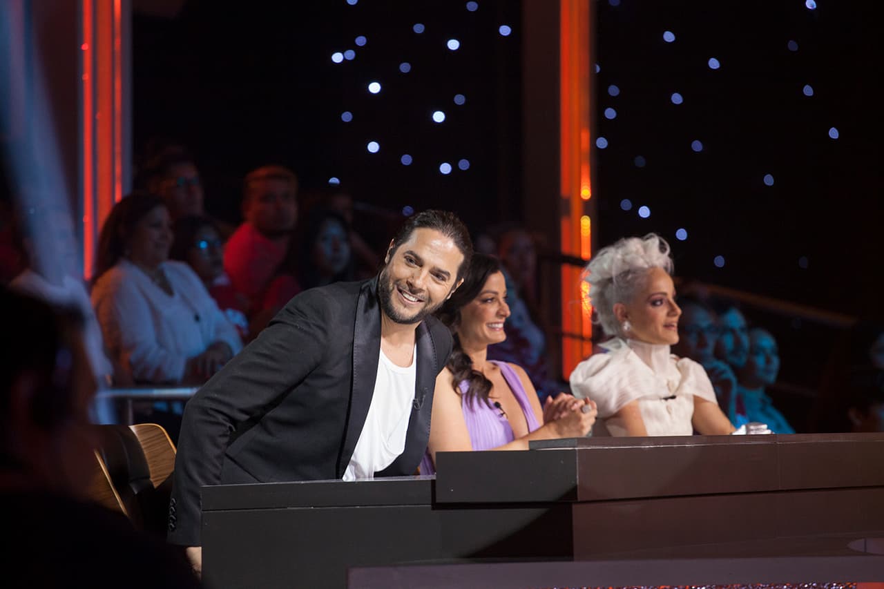 En cada grabación, Joaquín no pierde oportunidad de voltear a buscarla. Ambos se mandan miradas y sonrisas de complicidad.