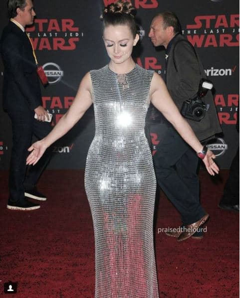 Billie Lourd es hija de la fallecida Carrie Fisher, quien dio vida a la 'princesa Leia', y en las dos últimas películas de la saga la actriz participó como la 'teniente Conix'. Para el estreno de 'The Last Jedi' Billie rindió un homenaje a su madre y se peinó con la clásica diadema de trenza que utilizara Carrie para su personaje en los episodios IV y V.