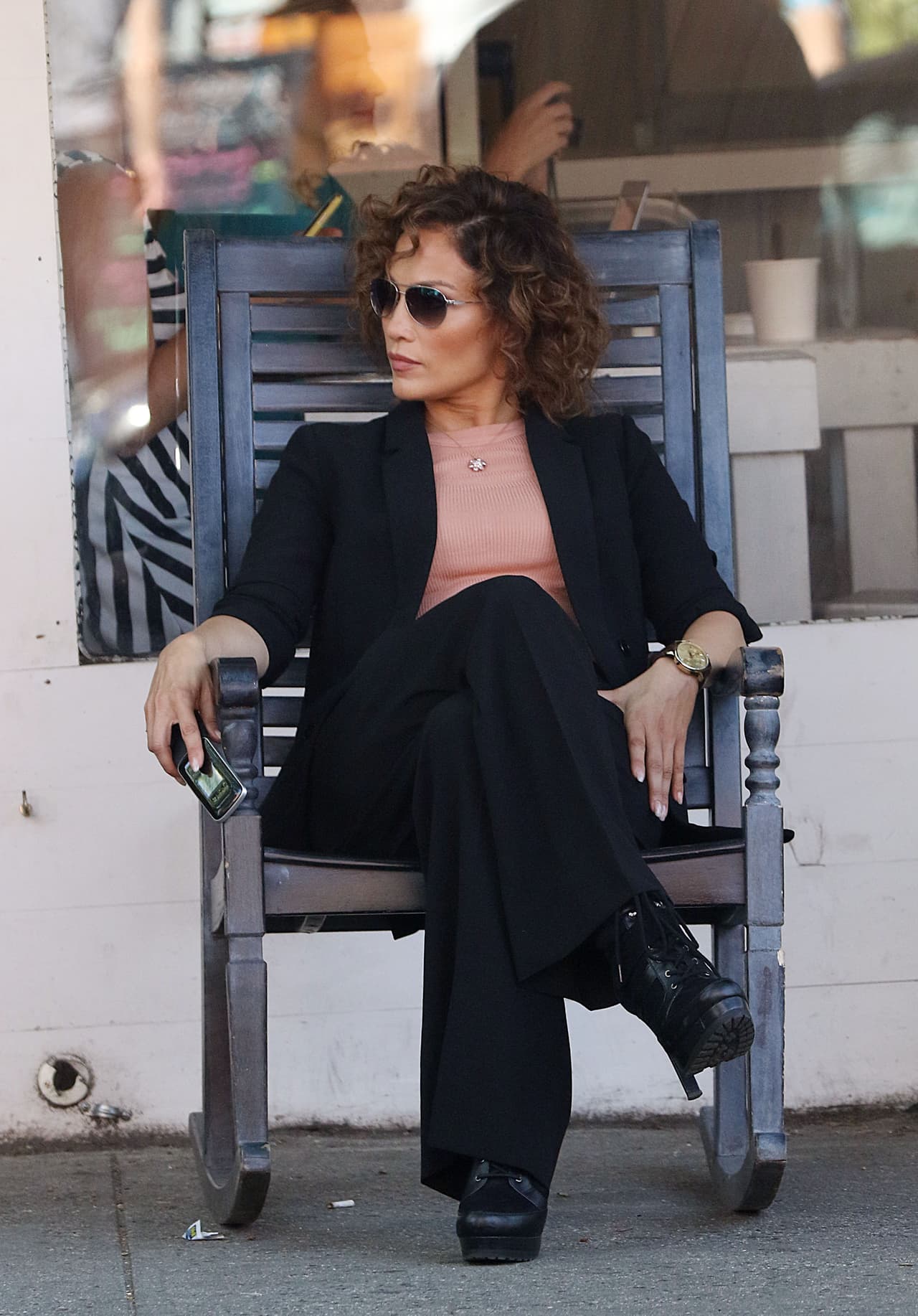 La actriz se relaja y descansa entre grabaciones de su nuevo show, 'Shades of Blue'.