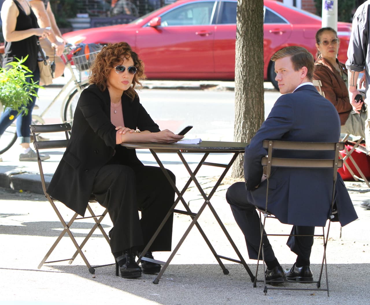 La actriz se relaja y descansa entre grabaciones de su nuevo show, 'Shades of Blue'.