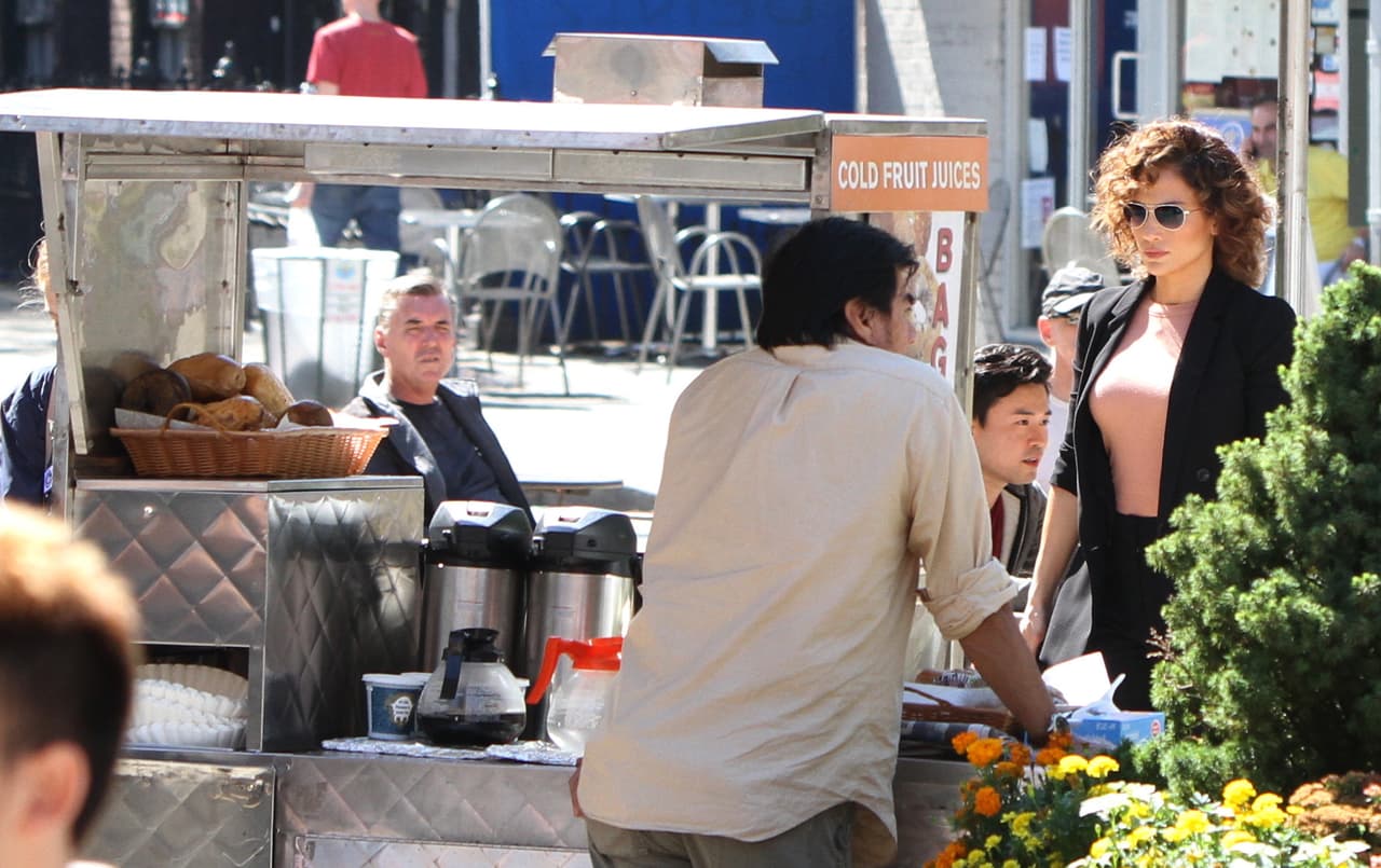 Se paró al carrito de 'catering' a ver si se le antojaba algo.