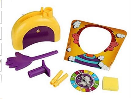 Pie Face Game (Hasbro, Inc.): este juego de mesa promete muchas risas y momentos divertidos. Los ‘valientes’ jugadores deben poner su cara y dejarse embadurnar con crema o con una esponja. Los participantes van rotando por turnos y pueden ser sorprendidos con la crema, según cómo vayan avanzando en cada jugada.