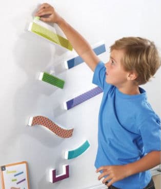 Tumble Trax™ Magnetic Marble Run (Learning Resources): un juego para experimentar con mármol e imanes y para crear diseños en la pared. Los imanes vienen en diferentes tamaños y los chicos pueden moverlos a diferentes velocidades. El kit incluye también 10 cartas con actividades para resolver problemas y situaciones.