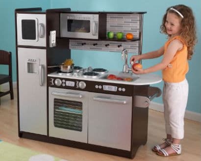 Los mejoreThe Uptown Espresso Kitchen (KidKraft LLC): esta cocina en miniatura, con una pizarra para escribir el menú y un teléfono para recibir pedidos, es el juguete favorito de los consumidores. Incluye refrigerador, congelador, microondas, lavavajillas, horno, y lavabo.s juguetes del año