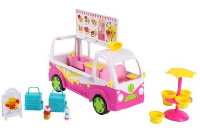 Shopkins™ Scoops Ice Cream Truck (Moose Toys): el carro de helados de Shopkins tiene compartimientos secretos y una sombrilla. Los pequeños Shopkins pueden disfrutar bajo la sombrilla y usar sus bolsas de compras en este set elegido como el mejor juguete para niñas.s mejores juguetes del año