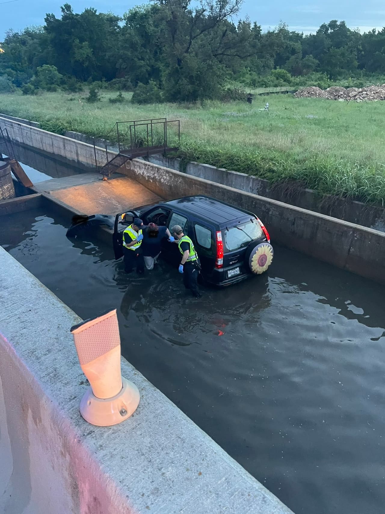 El conductor fue extraído de su vehículo sin dificultades.