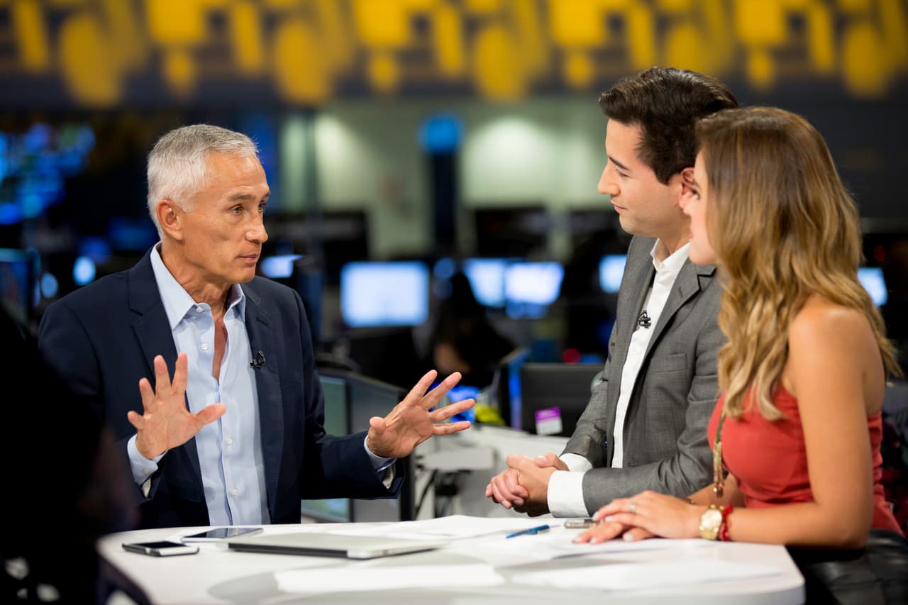 Sorpresivamente el experimentado Jorge Ramos apareció en el set, para dar su apoyo a los conductores que estrenan el nuevo programa de noticias.