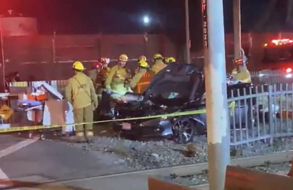 Dos hispanos mueren en el choque de tren del Metro contra auto en Los Ángeles