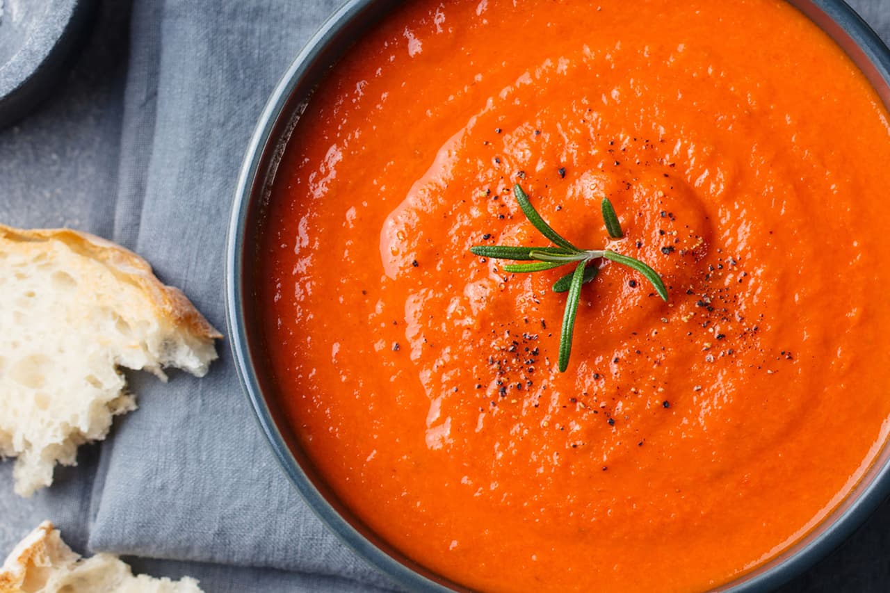 <b>Gazpacho</b>
<br>
<br>
<b>Origen: España</b>
<br>
<br>Esta peculiar sopa sopa de verduras fría es un plato refrescante en el caluroso verano del sur de España.
<br>
<br>La versión más clásica de hoy incluye tomates, pepinos, ajo y aceite de oliva, con un puñado de pan rallado para darle cuerpo.
<br>