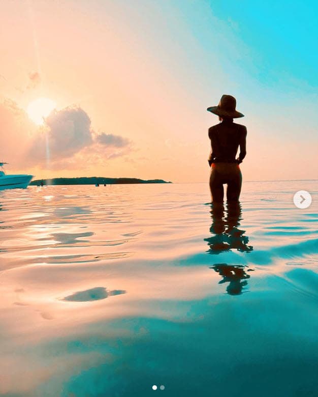 En el escrito, acompañado de esta foto en la que se le ve a ella a contraluz, en traje de baño y con medio cuerpo dentro del agua, reiteró que es "una mamá presente y trato de ser mi mejor versión todos los días".
<br>