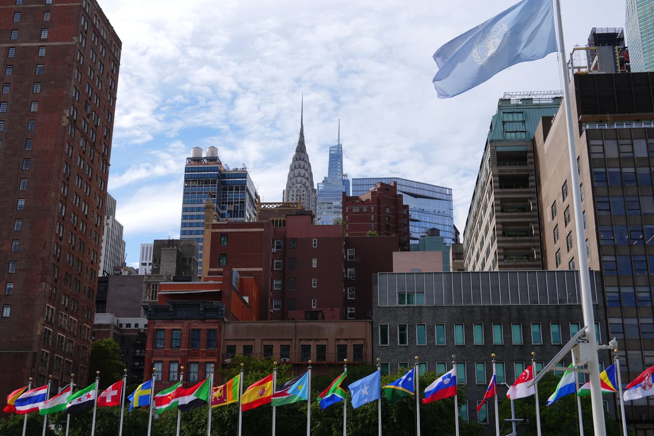 Banderas ondean en la sede de las Naciones Unidas el martes 22 de septiembre de 2026.
