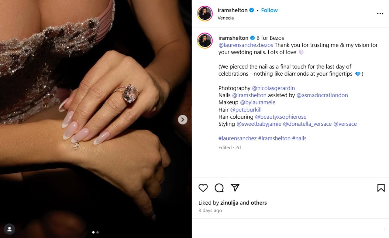 Lauren Sánchez llevó un piercing con una 'B', de Bezos.