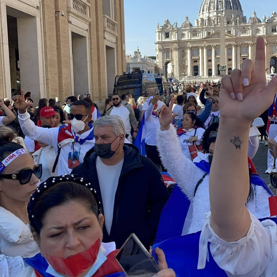 Los manifestantes dijeron que se sintieron ignorados por el pontífice.