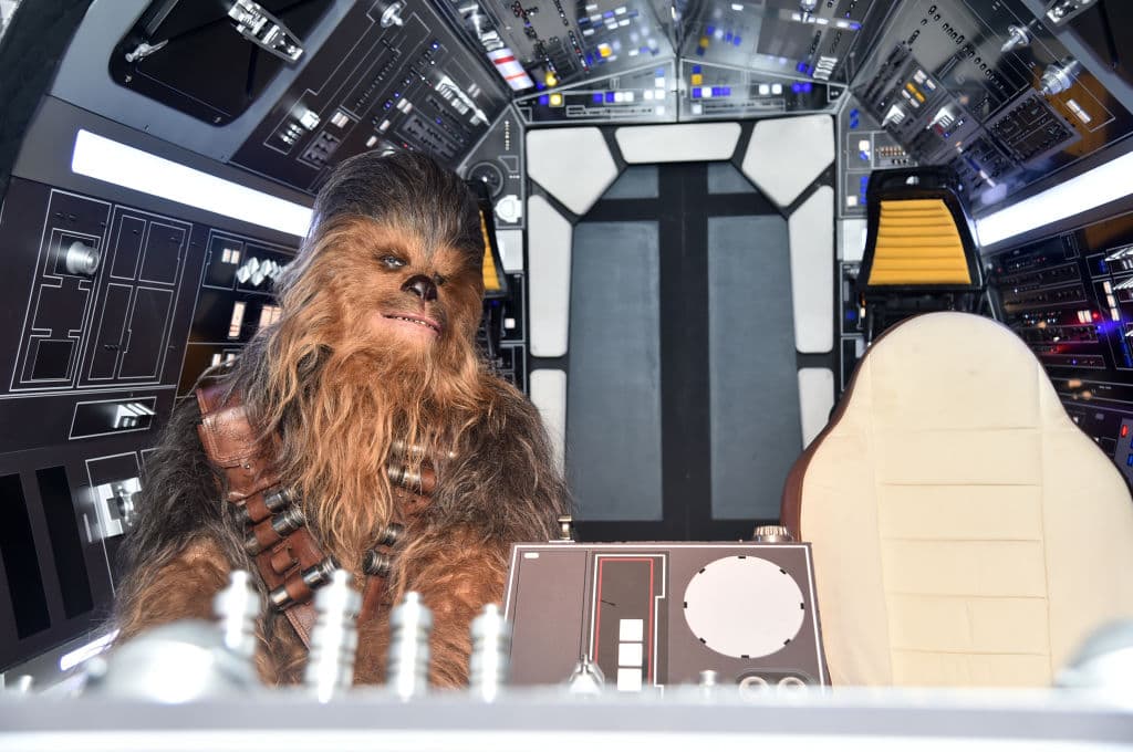 Peter Mayhew, quien medía 6 pies y 7 pulgadas (2.1 metros) obtuvo el papel del inseparable amigo de Han Solo gracias a que el productor Charles H. Schneer lo descubrió en un hospital de Londres.