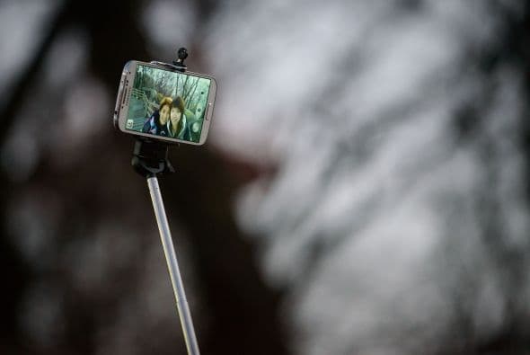 Una pareja se retrata también en Seúl. En Corea del Sur, la ley permite multar o incluso encarcelar a quien venda uno de estos aditamentos con bluetooth no registrados.