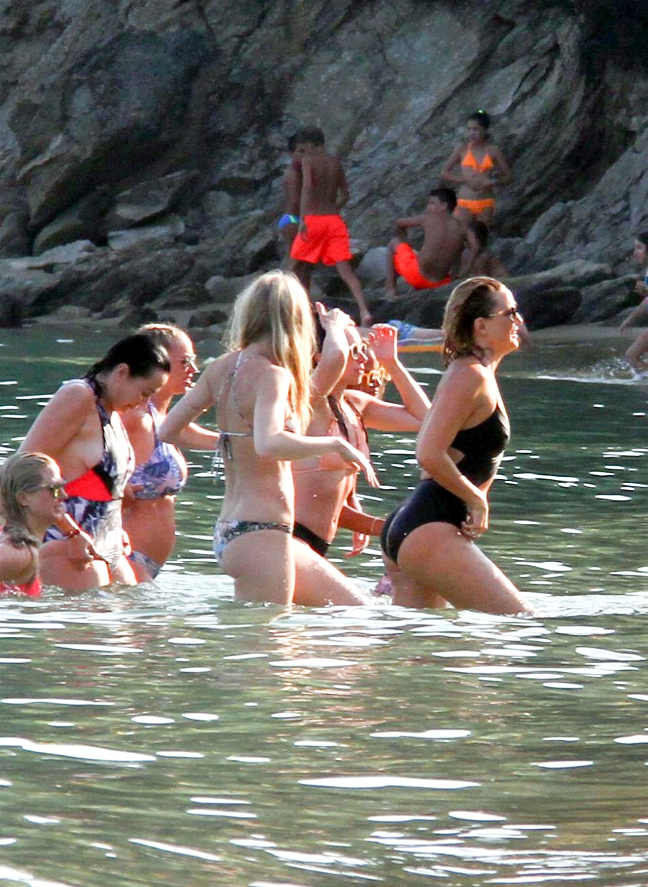 Y ahora en Grecia, la acompaña ni más ni menos que Matt Bellamy, el padre de su hijo Bingham.