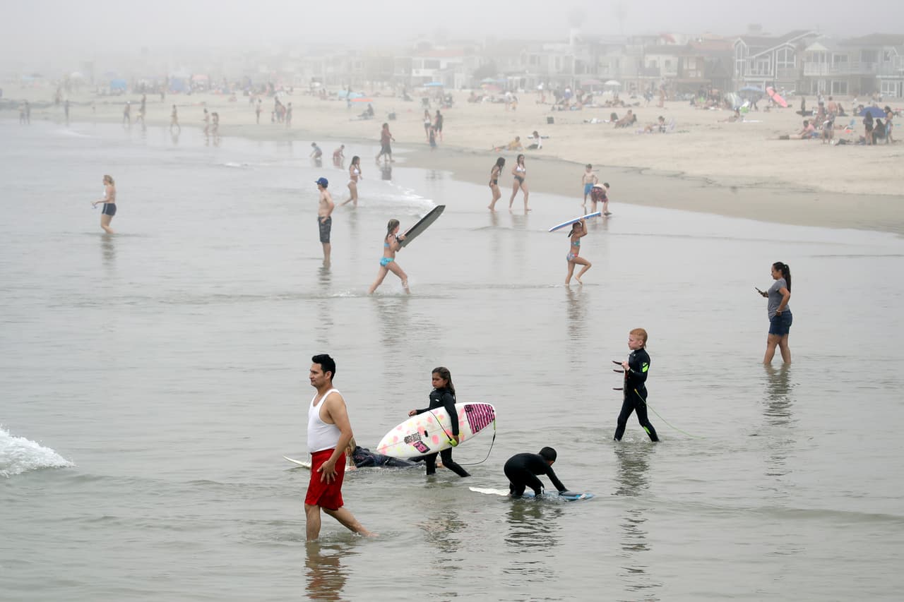 Una multitud en una playa de Newport Beach, al sur de Los Ángeles, el 26 de abril. Según reportes de los medios locales más de 40,000 personas acudieron el pasado sábado a las playas de la zona.