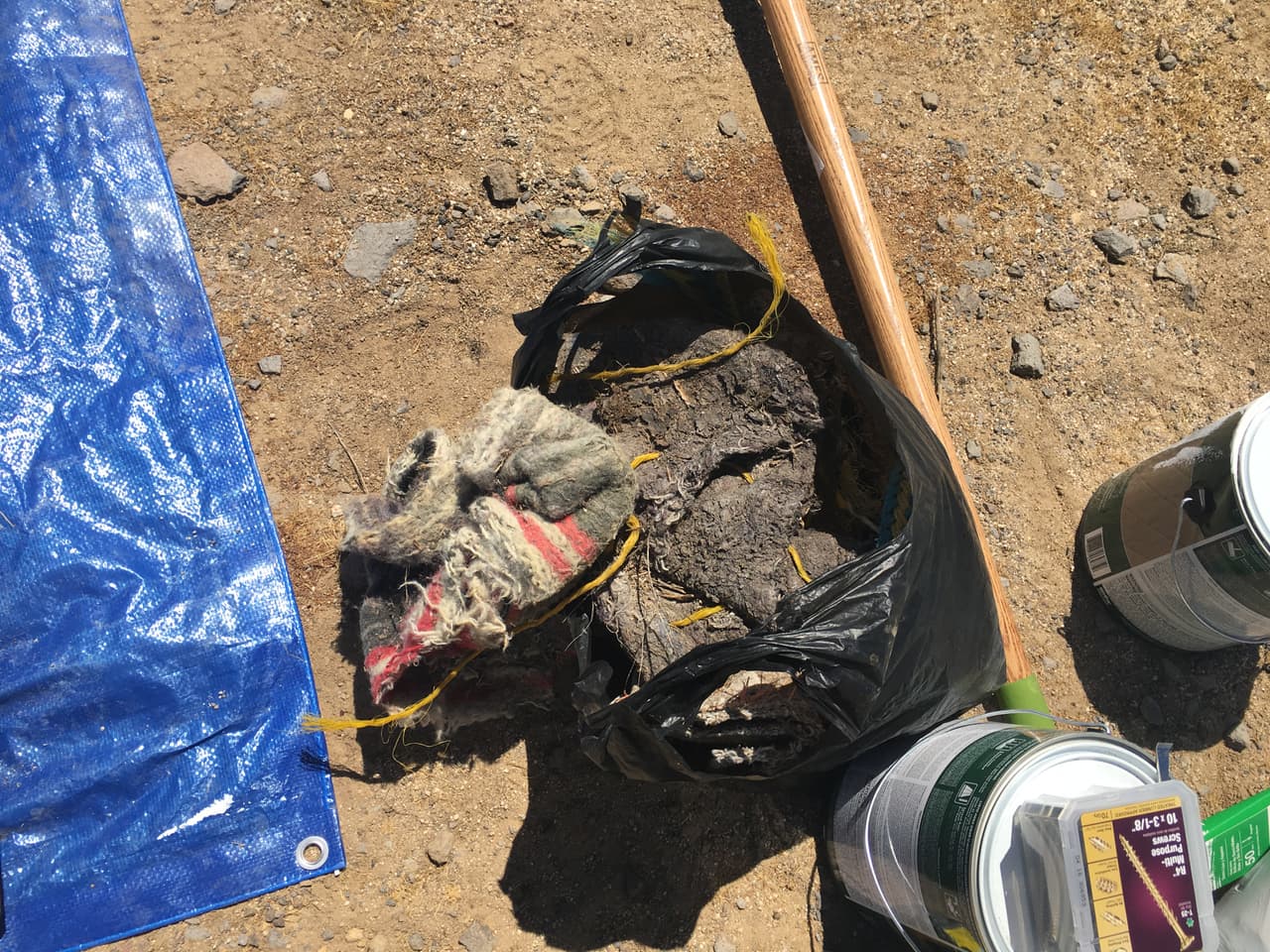 La obra también incluye las ‘zapatillas de tela’ que, según explicaron Gleeson y Mihelic, son utilizadas por los inmigrantes que cruzan la frontera para no dejar las huellas de sus zapatos en la arena. De esta manera los inmigrantes no dejan rastro de su paso y despistan a la Patrulla Fronteriza, comentaron los artistas.