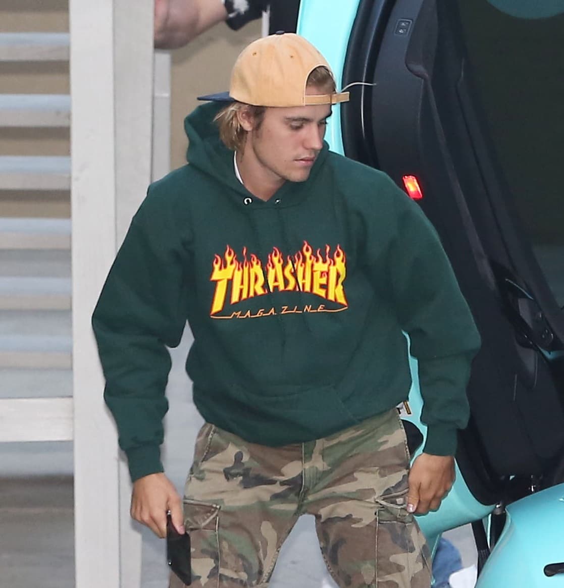 La pelea inició cuando Bieber supuestamente acosó a Rodney afuera de un partido de baloncesto de los Cavaliers de Cleveland, de acuerdo con la revista 
<b>Glamour</b> en línea.