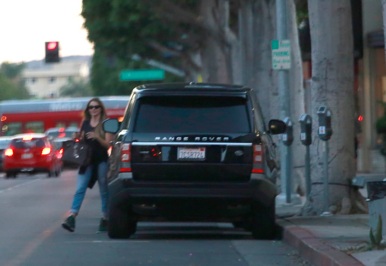 Sofía salió con las manos vacías más adelante.