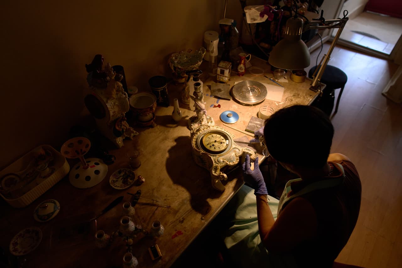 La maestra restauradora y conservadora Deniz Karacam trabaja en un reloj de mesa de cerámica en su taller en el barrio de Balat.