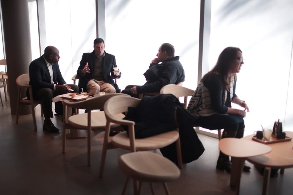 Un grupo de vigas de acero se extienden en los pisos que antes eran estrechos alrededor del cilindro, creando amplias áreas de descanso donde los visitantes pueden mirar hacia el norte de la avenida Michigan y ser vistos por los transeúntes.