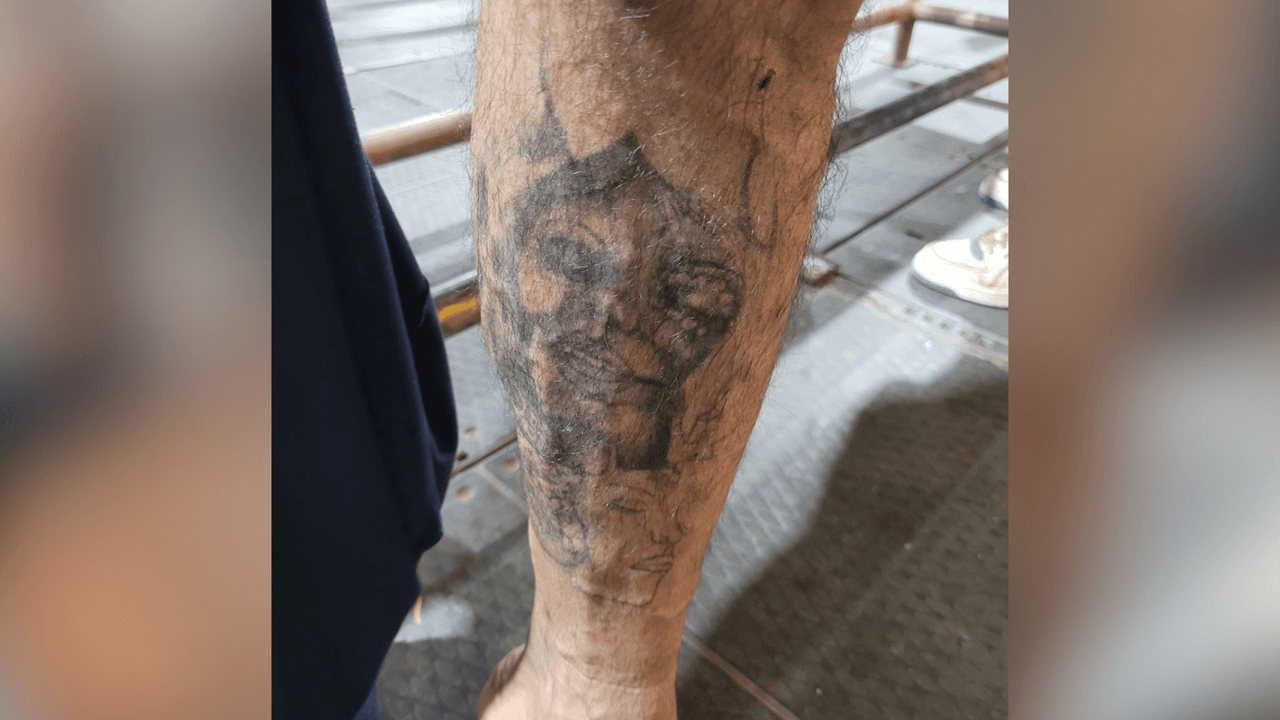 Las 
<b>autoridades también han identificado el rostro de una mujer entre los tatuajes comunes de los sospechosos de pertenecer a este grupo delictivo.</b> Popularmente, podría tratarse de imágenes de Marilyn Monroe, porque sus siglas empiezan con "MM", haciendo referencia a "la eMe", como también se le conoce a la pandilla, según el documento.