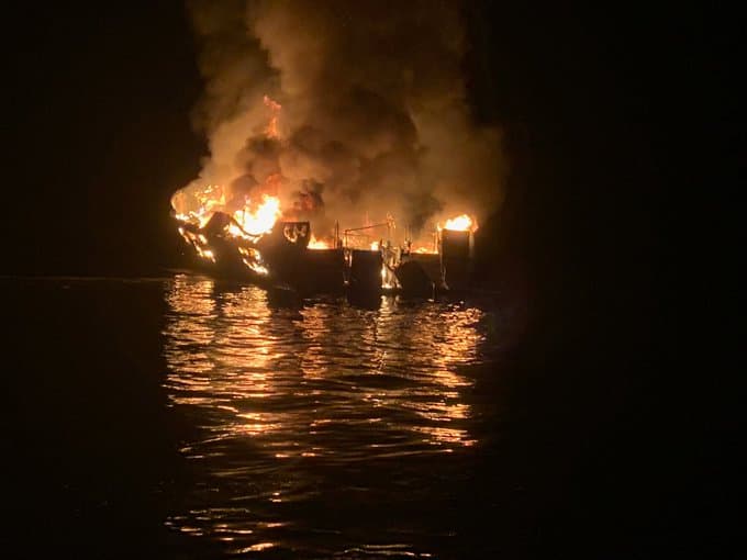 Suspenden búsqueda de sobrevivientes del barco incendiado en California tras recuperar 20 cadáveres; hay 14 desaparecidos