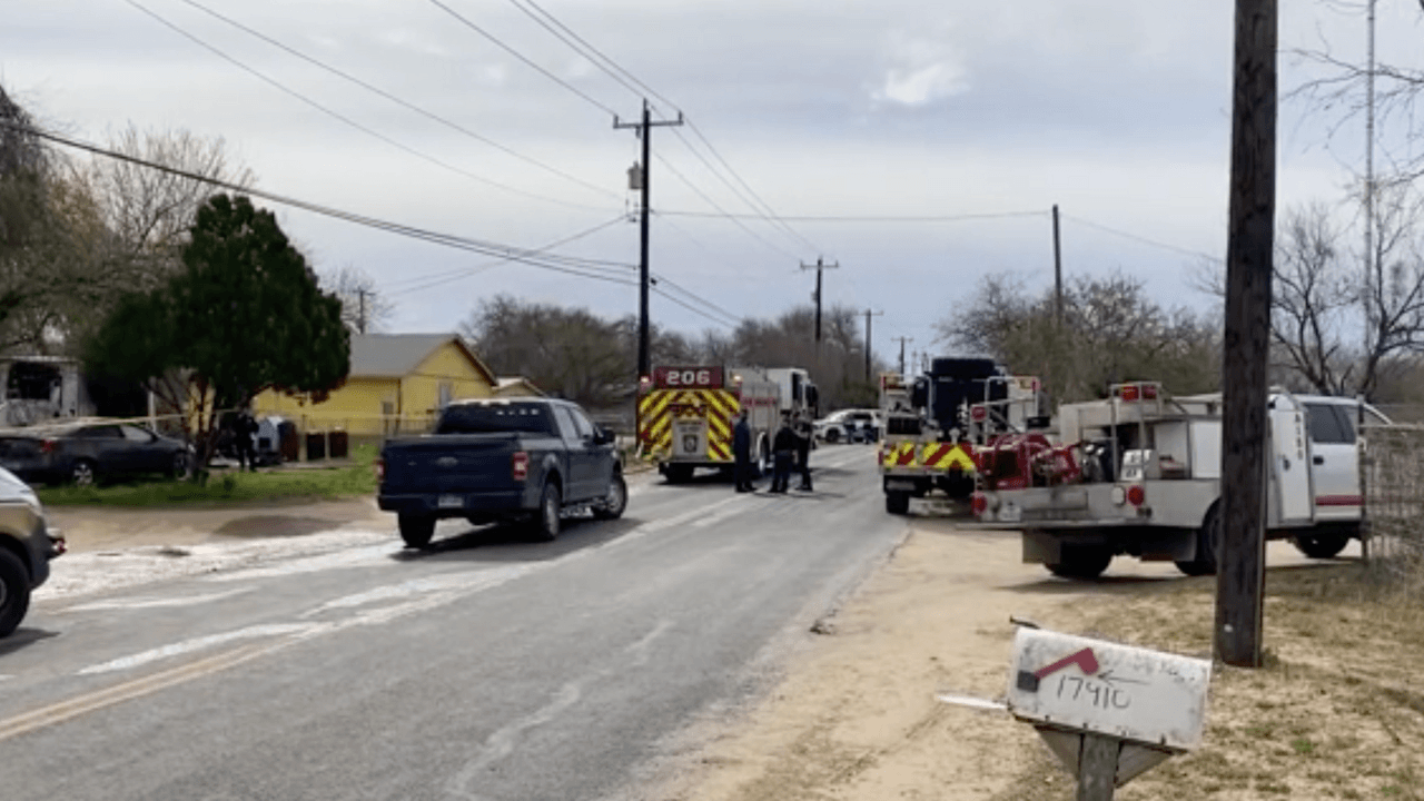 Rescatan a dos personas atrapadas en una casa móvil que se quemaba; una muere
