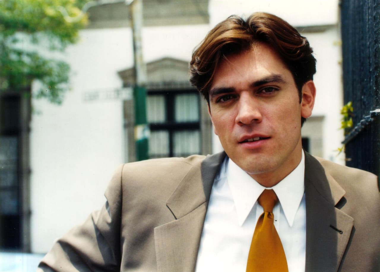 <a href="http://www.univision.com/temas/jorge-salinas"><b>Jorge Salinas</b> </a>es uno de los guapos más guapos que nos ha cautivado con sus participaciones en las telenovelas, esto desde que en 1999 apareció junto a 
<b>Karyme Lozano</b> en 'Tres mujeres'.