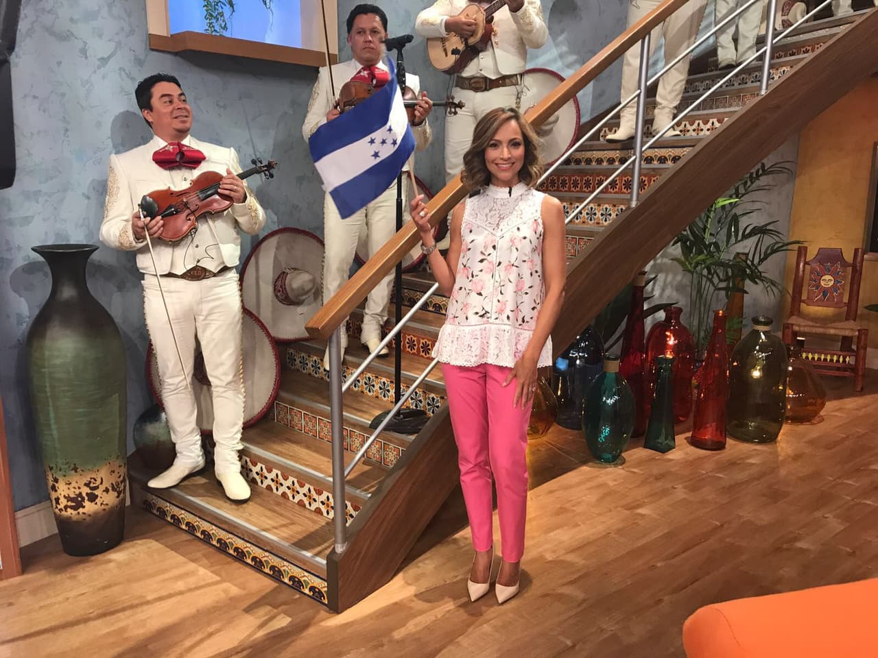 Nuestra Satcha Pretto muy orgullosa ondeando la bandera de su natal honduras.