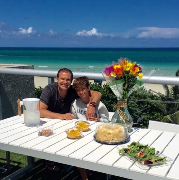 Alan Tacher quiere dejar una huella de amor en cada uno de sus hijos.