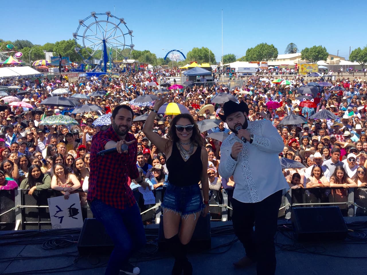 Desde muy temprano le dieron la bienvenida a los presentes que apesar del calor, estuvieron ahí listos para escuchar la música de sus artistas favoritos.