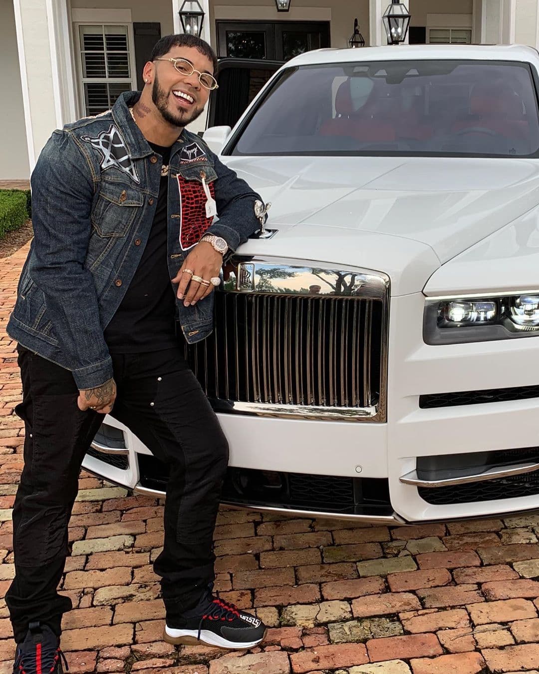 Tras el arresto, diversos exponentes del género urbano como Daddy Yankee, Wisin, Zion Lennox y Farruko, apoyaron al cantante bajo la campaña Free Anuel.