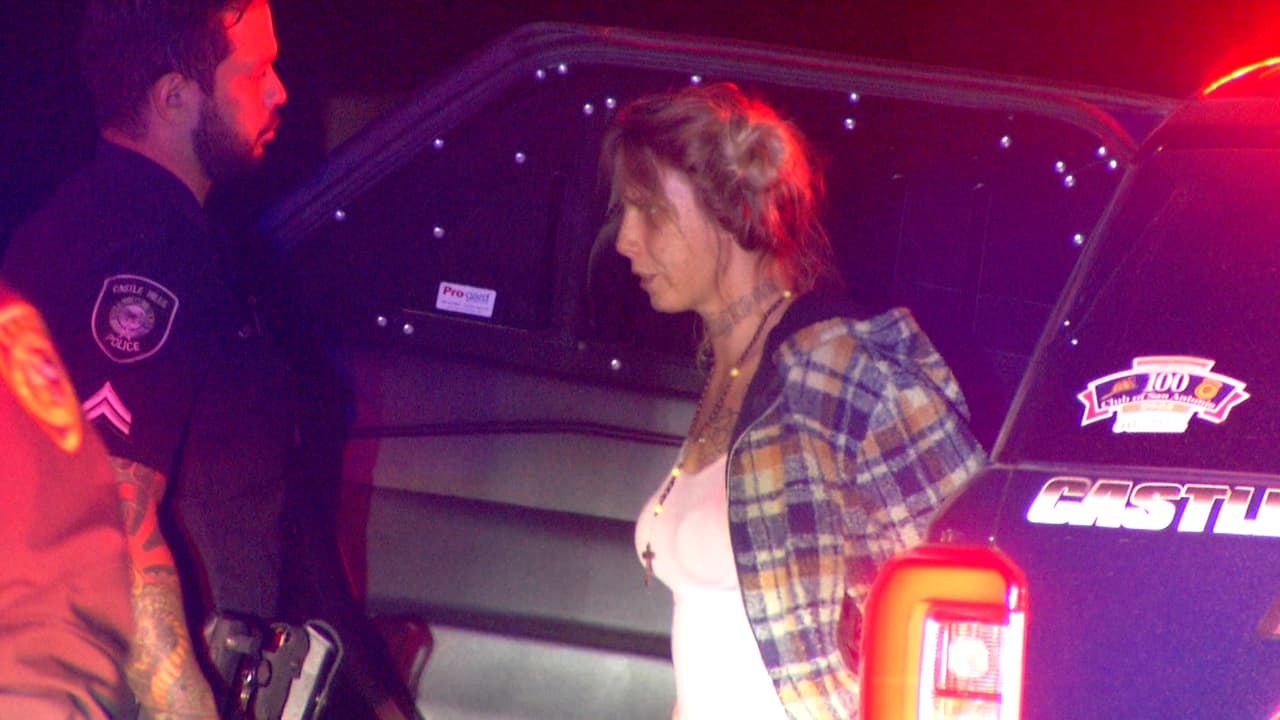 La conductora fue arrestada, mientras que la otra mujer que saltó del vehículo logró escapar.