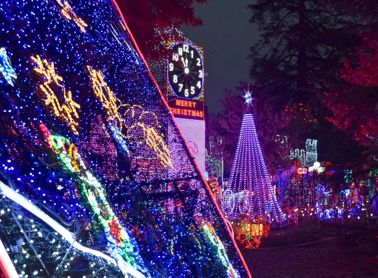 <b>Qué:</b>
<b>Christmas Tree Lane de Fresno</b>
<br>
<b>Cuándo:</b> A partir del 1 de diciembre, de domingo a jueves entre 6 y 10 pm, y viernes y sábado, hasta las 11 pm.
<br>
<b>Dónde:</b> A lo largo de dos millas el recorrido inicia en Van Ness Blvd, entre las avenidas Shields y Shaw, en Fresno. Este año no se permitirá gente caminando, sólo vehículos.
<br>
<br>
<b><a href="https://www.christmastreelane.com/christmas-tree-lane-to-open-on-december-1-no-walk-nights-this-year/?v=7516fd43adaa" target="_blank">Más información en este enlace.</a></b>
<br>
<br>