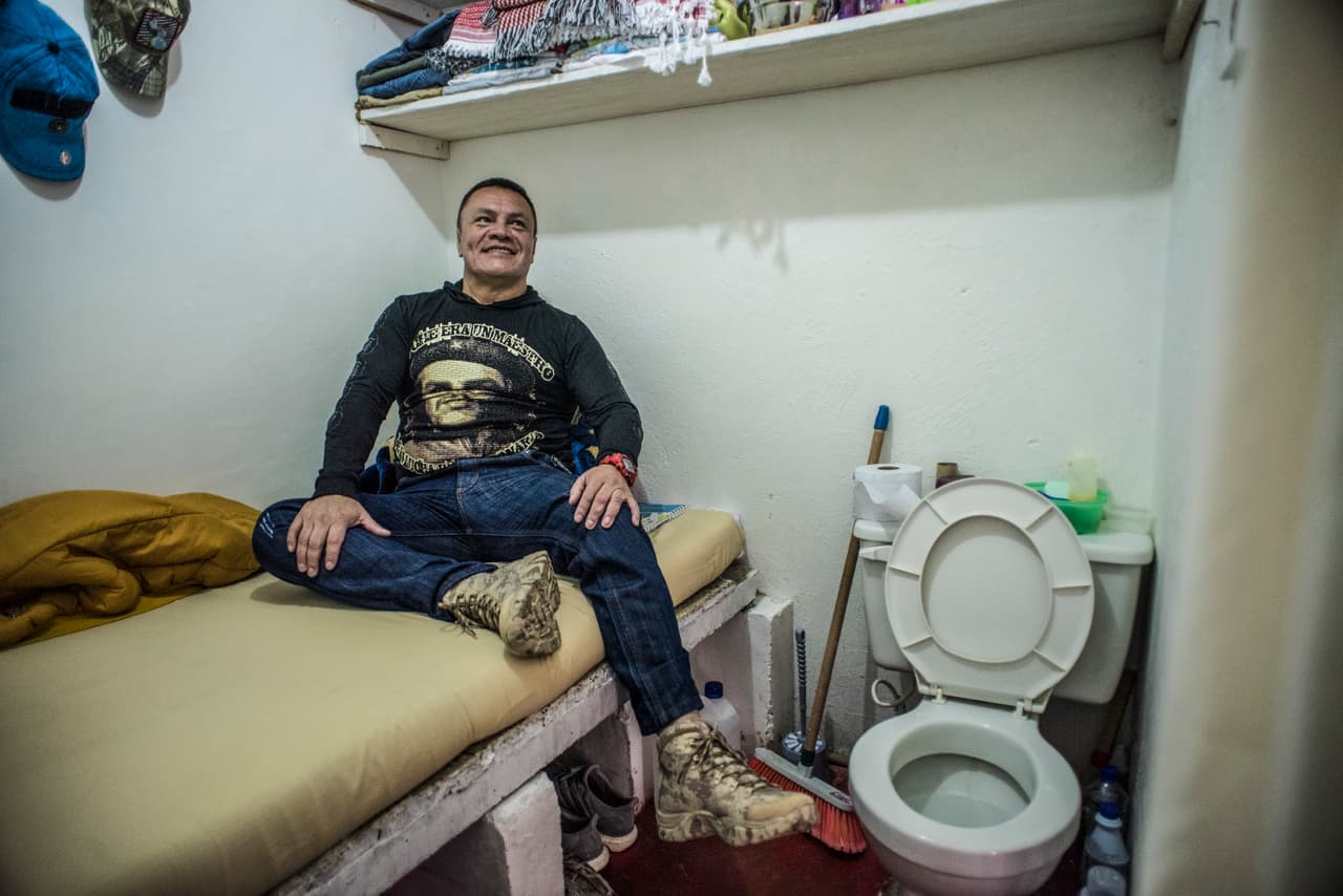 Desde la década de los 90 hasta ahora, Bernal ha estado recluido en diez cárceles de Colombia:La Modelo, La Picota, Cómbita, La Dorada, Valledupar, Popayán, Girón, Manizales, Coiba y, finalmente, Chiquinquirá.