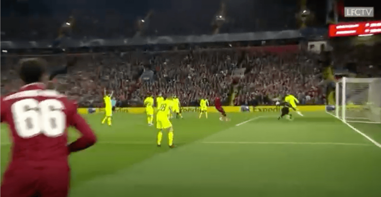 <b>Imposible evitarlo</b>
<br>- Divock Origi está por impactar el balón, cuando Piqué apenas reacciona y Ter Stegen tiene poco margen para tapar el tiro.
<br>- Increíble, pero cierto, algunos jugadores del Barça levantan la mano pidiendo algo, porque fuera de juego no existe.