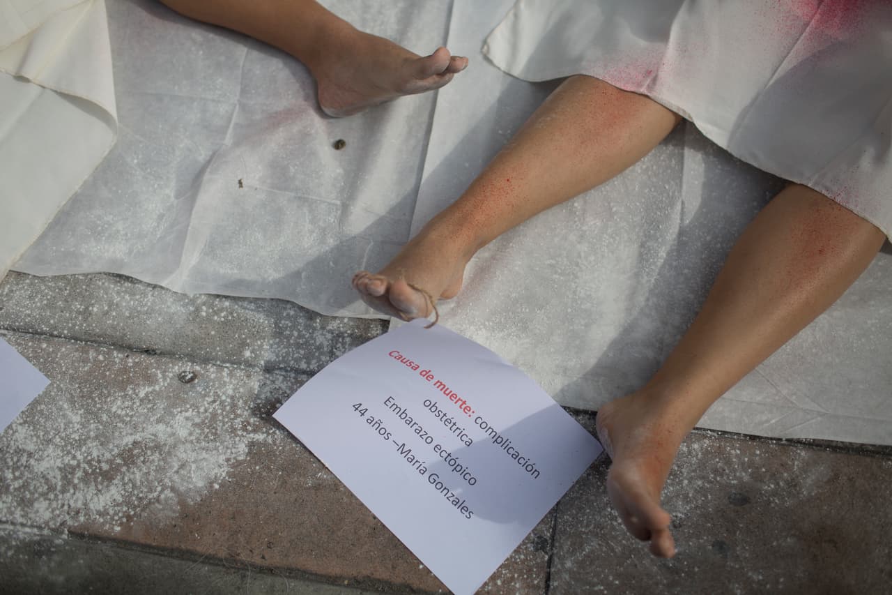 Asistentes a la marcha recrearon un entierro, honrando a las mujeres que han muerto dando a luz a bebés sin vida por complicaciones obstétricas. En El Salvador, muchos doctores se niegan a atender a estas mujeres por temor a ser denunciados y arrestados por las autoridades.