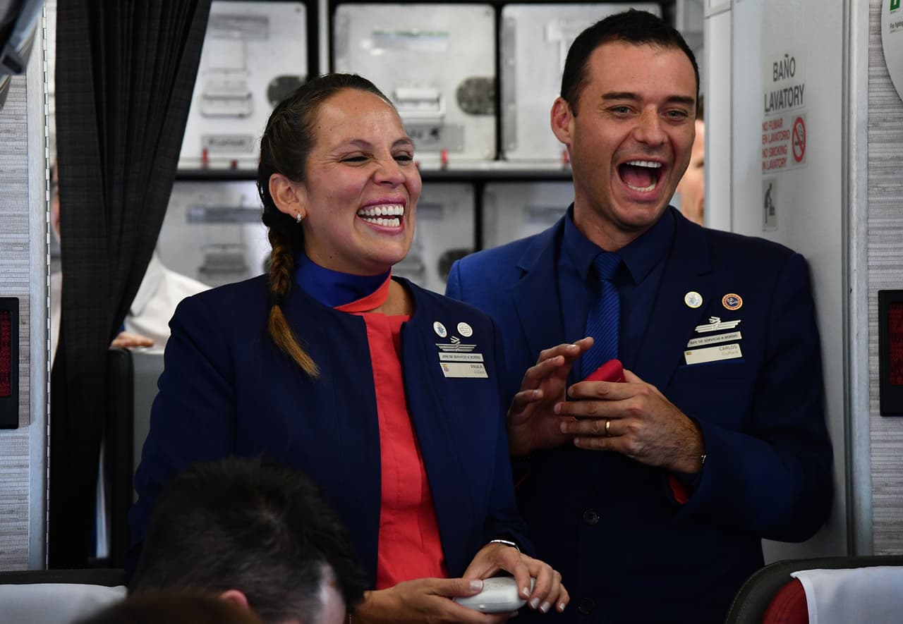Un certificado de matrimonio improvisado fue firmado por el papa Francisco, la pareja, Ignacio Cueto y un obispo que también viajaba con el grupo. "Casarse por un Papa a bordo de un vuelo es algo invaluable", declaró la azafata Paula Podest.
