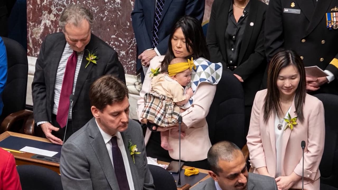 Una ministra enfrenta críticas por llevar a su bebé al trabajo: “Quédate en casa y sé madre”