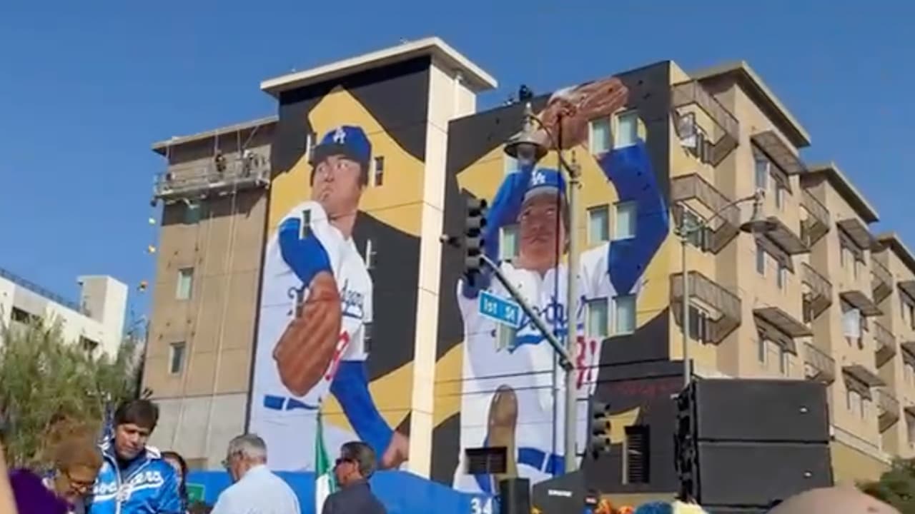 La obra de Robert Vargas 
<b>se sitúa en el costado de los apartamentos Boyle Heights,</b> un lugar simbólico para la comunidad latina. Vargas, nacido y criado en Boyle Heights, ha trabajado incansablemente para rendir tributo a Valenzuela, reflejando en el mural la pasión y el orgullo de los seguidores del legendario lanzador.