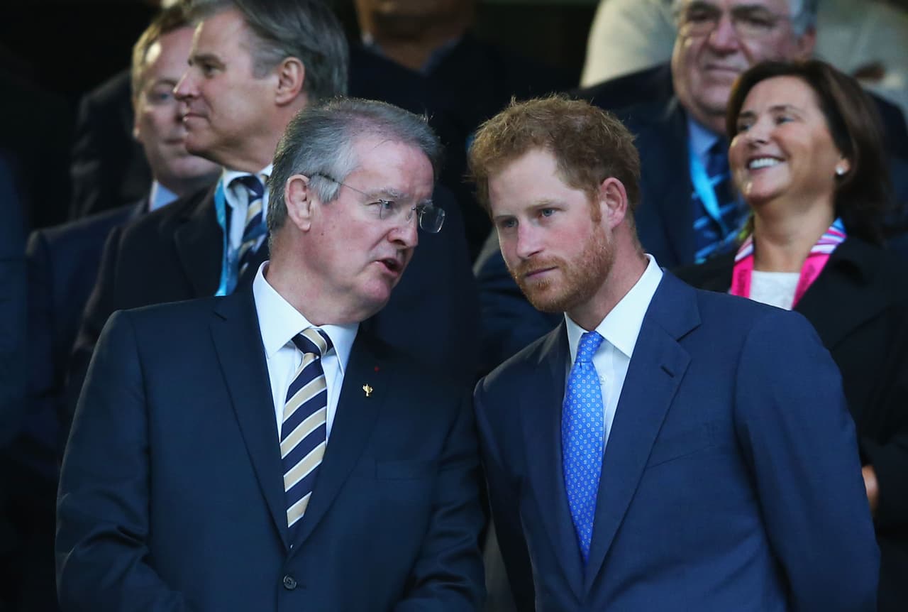 El Príncipe todavía luce su barba pelirroja.
