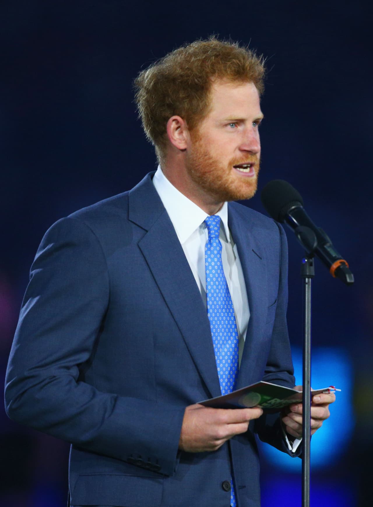 Harry dando un discurso.