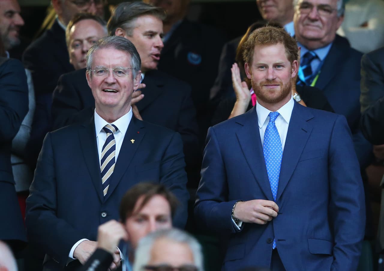 A su lado estaba el Príncipe Harry.