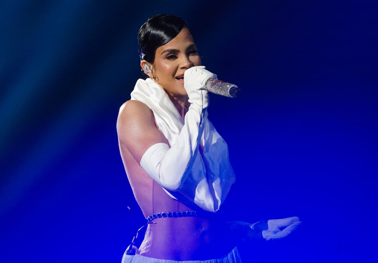 Natti Natasha llenó el Coliseo José Miguel Agrelot de romanticismo al cantar 'Quiéreme menos', una emotiva presentación en la que se mostraron fotos de ella junto a su prometido Raphy Pina.